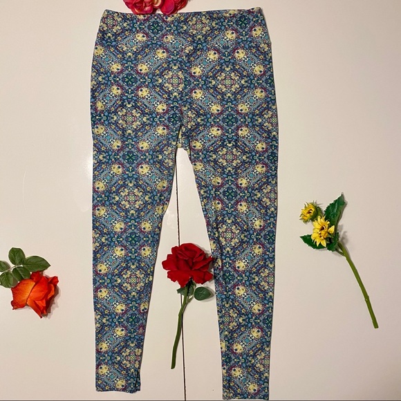 3 For $30 LulaRoe Splatter Floral Tall & Curvy - Picture 1 of 2